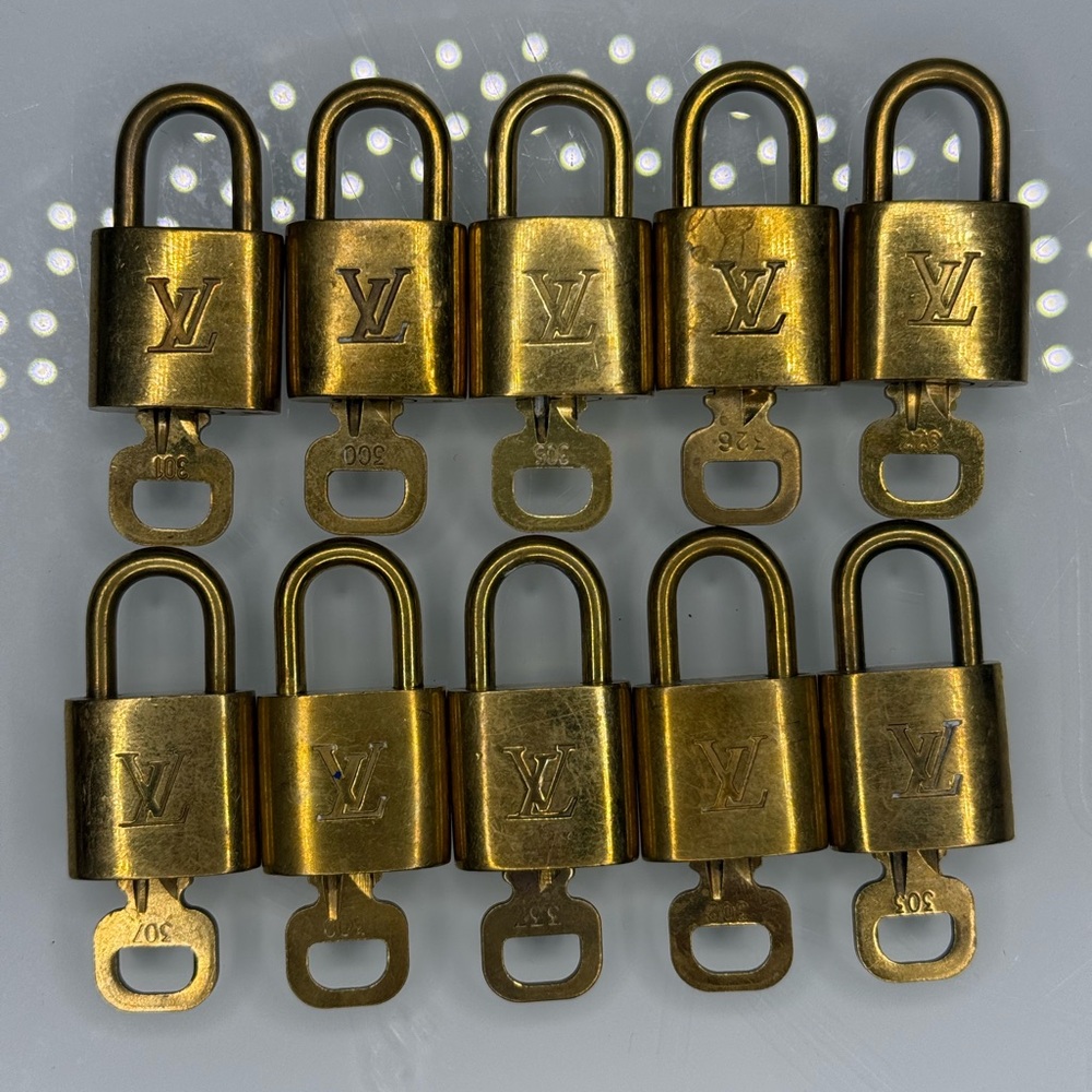🥰 LV LOCK AND KEY FULL SET- RARE ⭐️